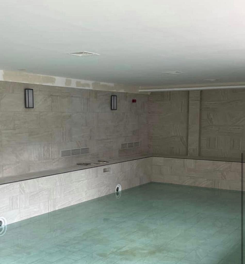 Indoor swimming pool tiled in stone-effect porcelain